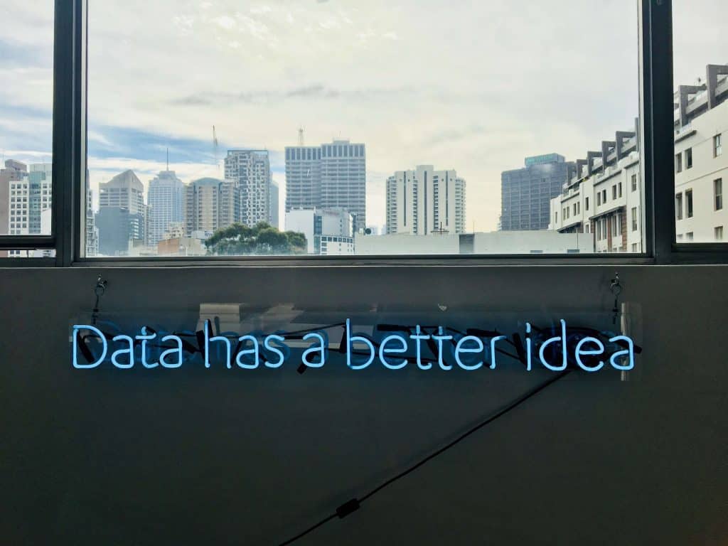 Neonowy napis "Data has a better idea" 